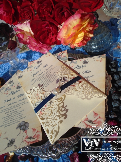 Esküvői meghívó ekrü színben kék kökény mintával