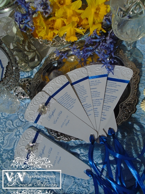 Legyező esküvői meghívó kék szalaggal és fém virág dísszel